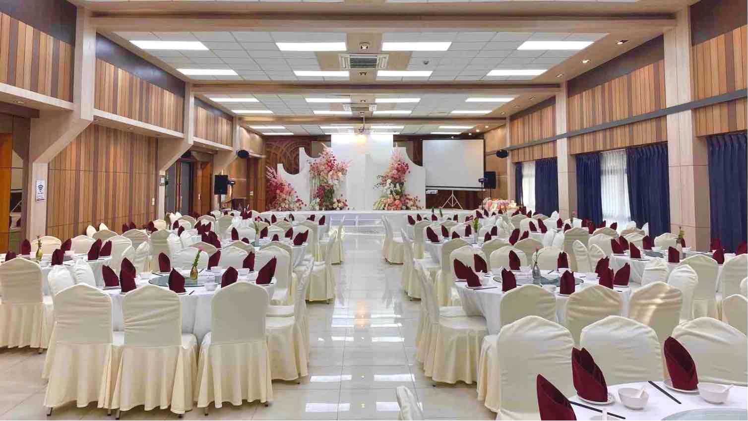 MEETING ROOM AND BANQUETING